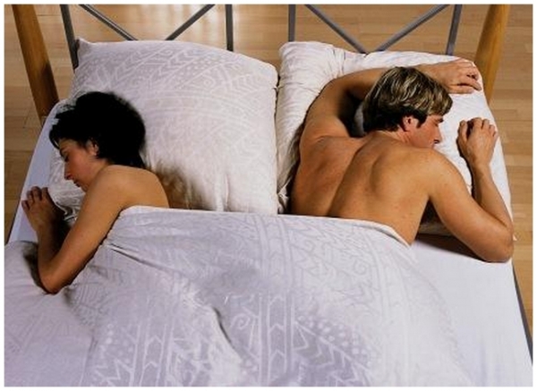 Mann und Frau in Bett, geschützt gegen Milbenallergie